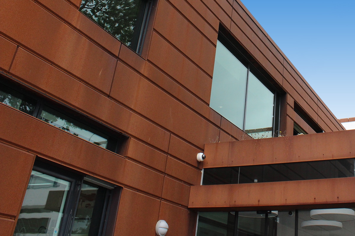 Gymnasium, stålværn, trapper og corten facadebeklædning